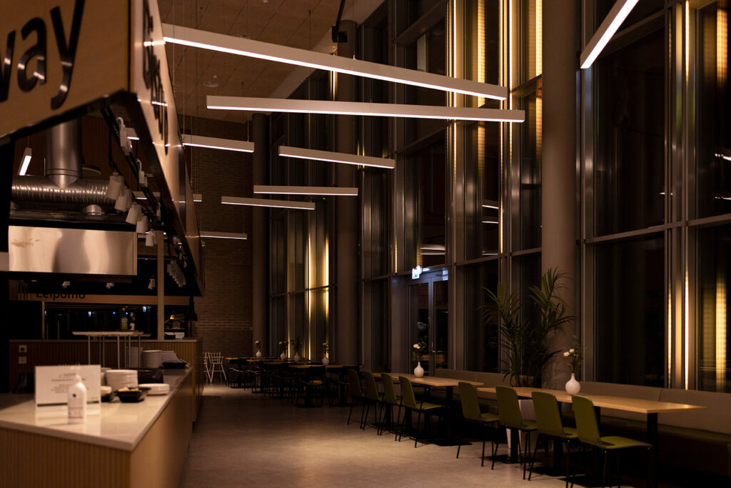 Tilassa tyylikkäitä, pitkänmallisia valoja.