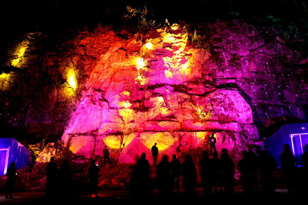 Värikkäänä hehkuva kallioseinämä.