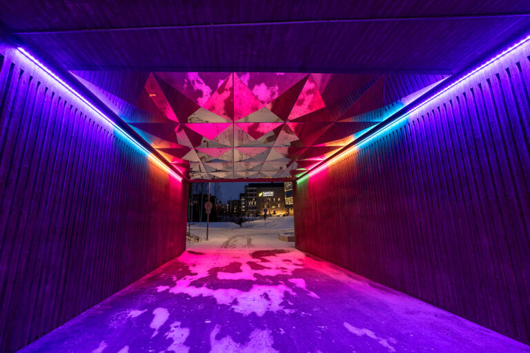 Sillan alikulussa loistavat sateenkaaren värit kirkkaina.