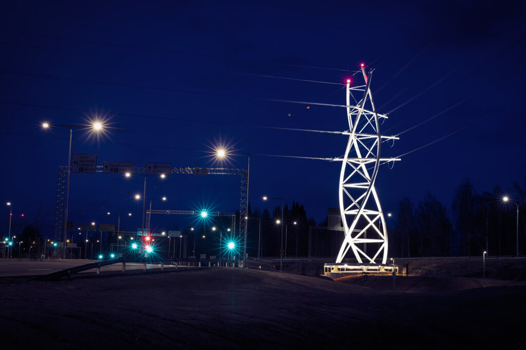 Viäntö-niminen maisemapylväs loistaa valaistuksessaan pimeällä.