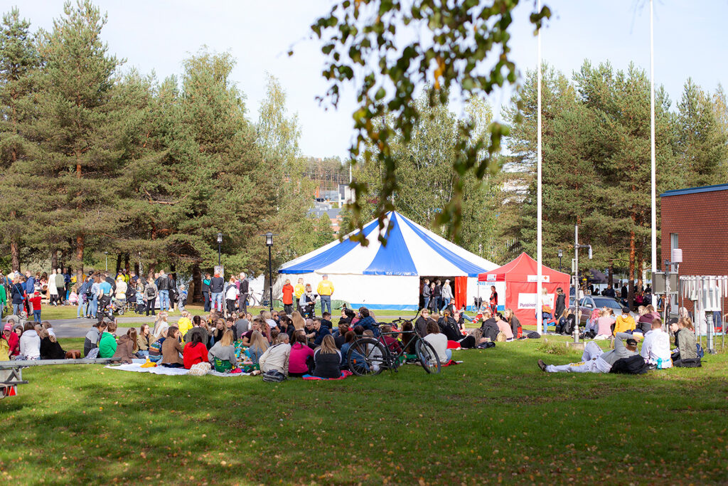 Tapahtumateltta ja paljon ihmisiä Savilahden rannalla.