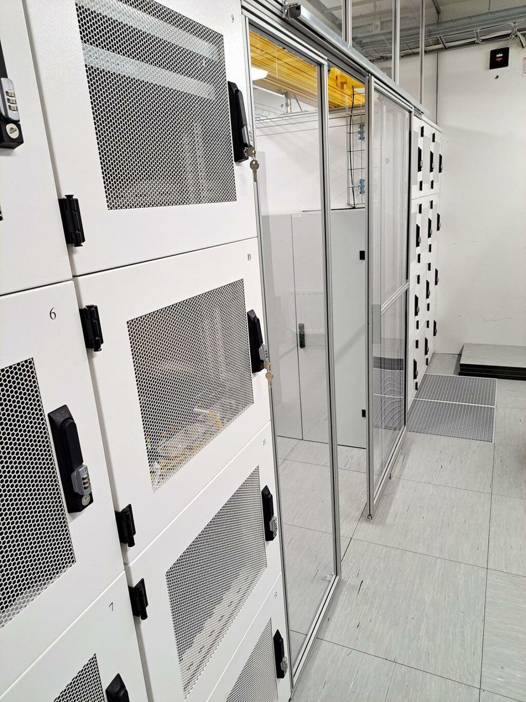 Valkoisia laitekaappeja konesali-huoneessa.