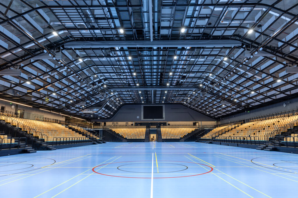 Iso, kallion sisään louhittu monitoimihalli.