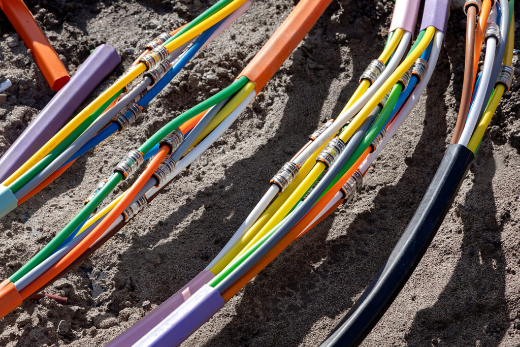 Savilahden infra- ja verkostorakentamiseen liittyviä erivärisiä kaapeleita kaiventaan maan alle, jotta älykaupungin syntyminen on mahdollista.