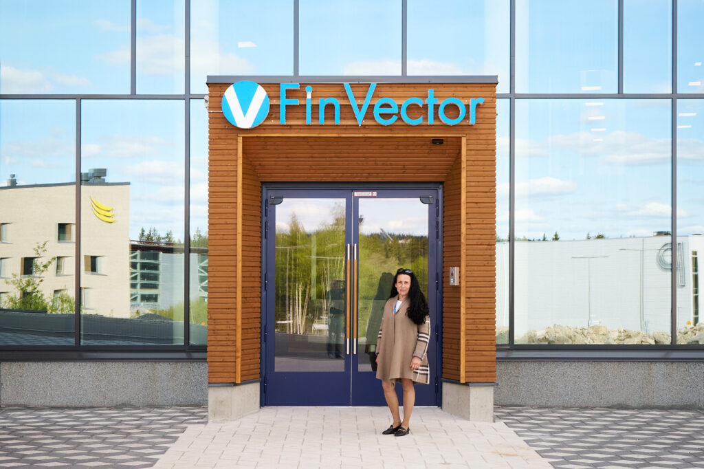 Tiina Bies seisoo FinVectorin sisäänkäynnin edessä.