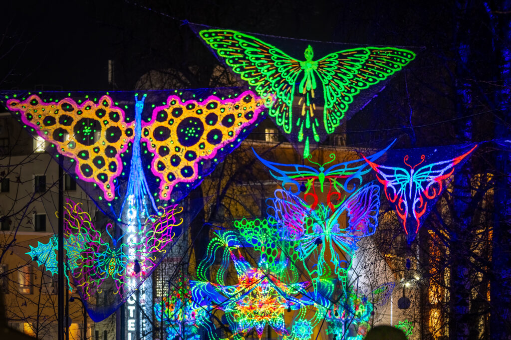 Erivärisiä valoperhosia tuo valoa pimeään.