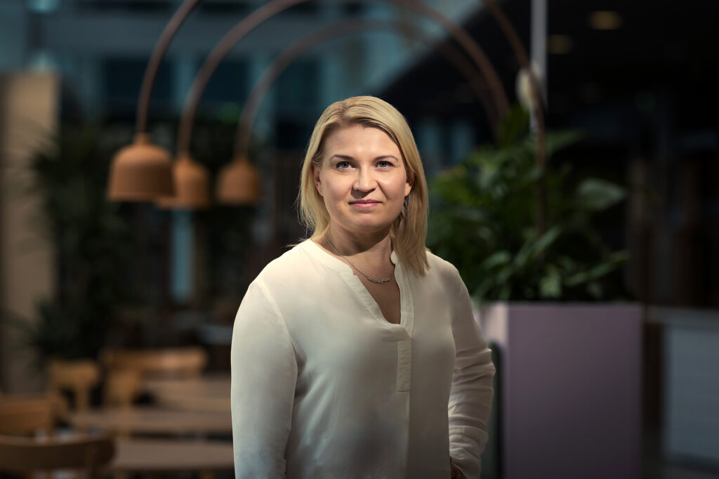 Nainen katsoo kohti kameraa.