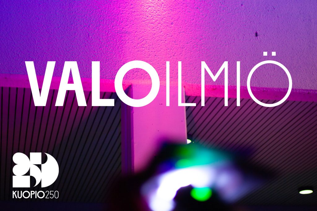 Kirkkaita pinkin, vihreän ja lilan sävyjä rakennuksessa.