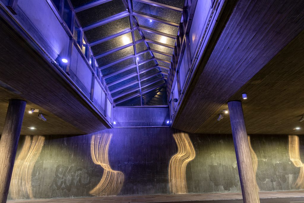 Violettina hohtava sillan alikulku.